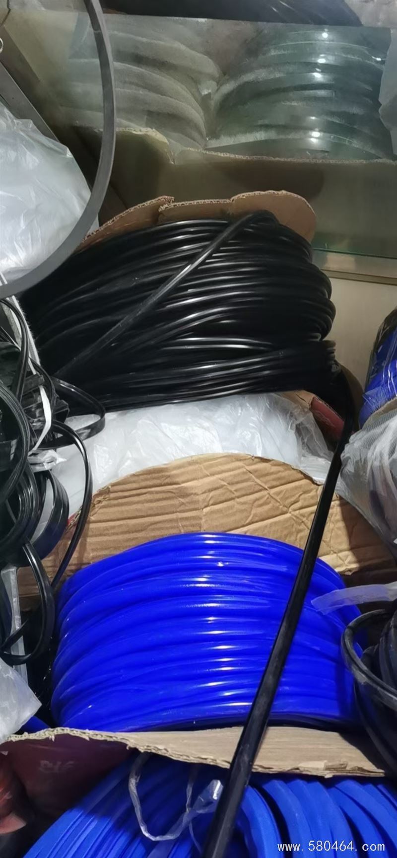 定做金鋼網(wǎng)紗窗，軟包防盜門，銷售維修門窗。